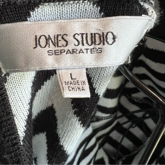 Jones Studio Women’s Black and White Chevron Cardigan Sweater - Picture 4 of 8